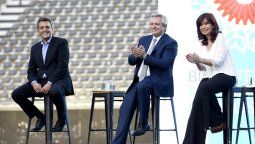 Alberto Fernández, entre Sergio Massa y Cristina Kirchner.&nbsp;