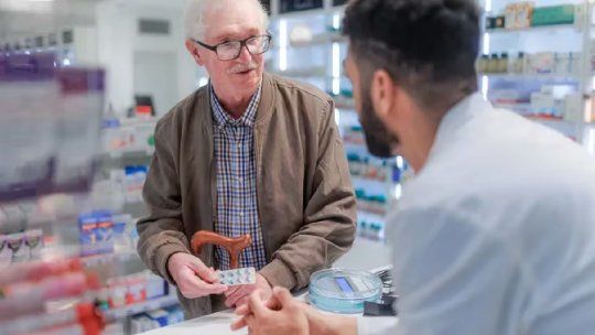 El Ministerio de Salud y el PAMI firmaron un convenio para canalizar la compra medicamentos de alto costo por una vía alternativa.