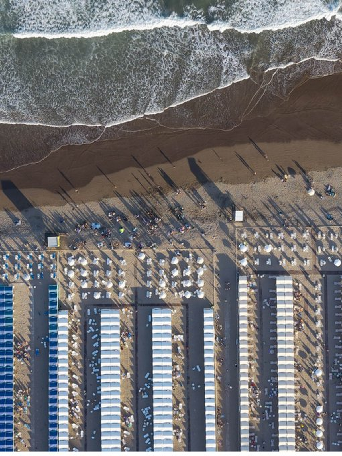 Hubo poco espacio público en las playas de Mar del Plata por el avance de carpas y sombrillas Hubo poco espacio público en las playas de Mar del Plata por el avance de carpas y sombrillas