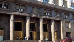 altText(Empleados de Economía quieren que Lorenzino y Pezoa den la cara)}
