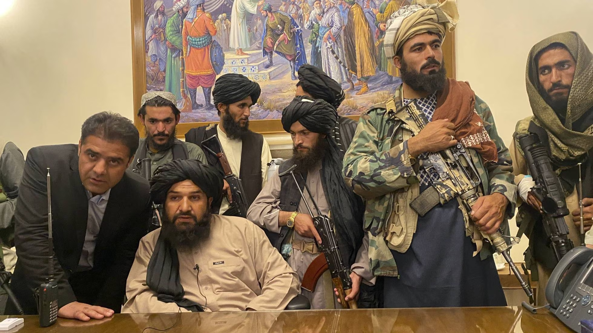 La toma de Kabul por de los talibanes en Afganistán marco el fin de la guerra más larga llevada a cabo por USA en toda su historia. La toma de Kabul por de los talibanes en Afganistán marco el fin de la guerra más larga llevada a cabo por USA en toda su historia.