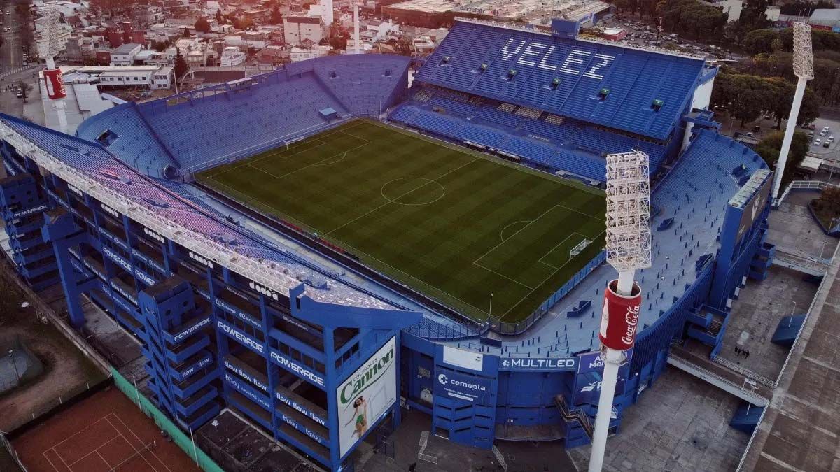La interna en Vélez está cada vez más caliente a causa de los fuertes cruces en el oficialismo y la oposición para convocar a elecciones.