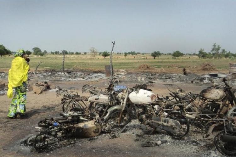 Una mujer nigeriana frente a los restos de automóviles y motocicletas destruidos por una explosión que mató a decenas de personas en junio de 2011 en el área del mercado de Maiduguri (Nigeria), atentado atribuido a la organización islamista Boko Haram.