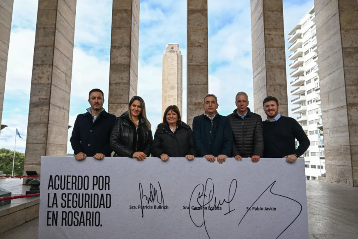 Luis Petri, Carolina Losada, Patricia Bullrich, Pablo Javkin, Dionisio Scarpin y Federico Angelini en la firma del acuerdo por la seguridad en Rosario Luis Petri, Carolina Losada, Patricia Bullrich, Pablo Javkin, Dionisio Scarpin y Federico Angelini en la firma del acuerdo por la seguridad en Rosario 