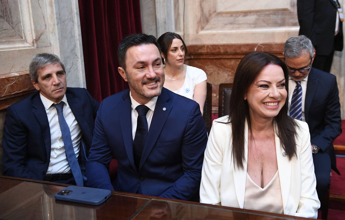 Luis Caputo, Sandra Pettovello y Luis Petri durante el traspaso de mando presidencial; el equipo económico y político del Gobierno vuelve a quedar bajo la lupa por las tensiones internas sobre el ajuste. Luis Caputo, Sandra Pettovello y Luis Petri durante el traspaso de mando presidencial; el equipo económico y político del Gobierno vuelve a quedar bajo la lupa por las tensiones internas sobre el ajuste.