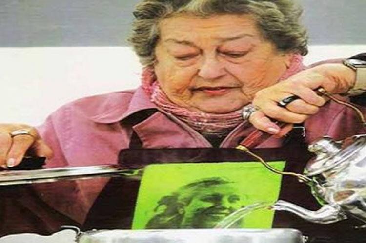 Hebe toma partido y le pone ingredientes a su preparación.