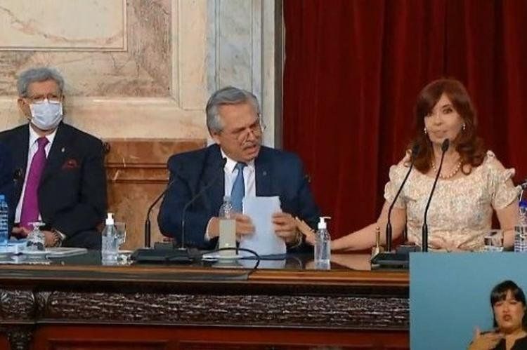 CFK frenando a Alberto Fernández.