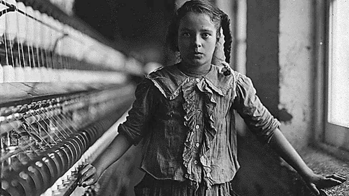 Una niña trabajadora en una hilandería | Foto: Lewis Hines / Cortesía del Archivo Nacional de Estados Unidos Una niña trabajadora en una hilandería | Foto: Lewis Hines / Cortesía del Archivo Nacional de Estados Unidos
