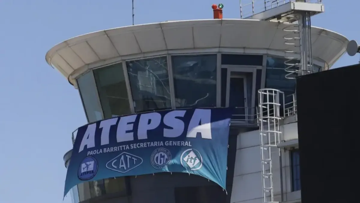 Los controladores aéreos de Atepsa retoman las medidas de fuerza en medio del recambio turístico. Los controladores aéreos de Atepsa retoman las medidas de fuerza en medio del recambio turístico.