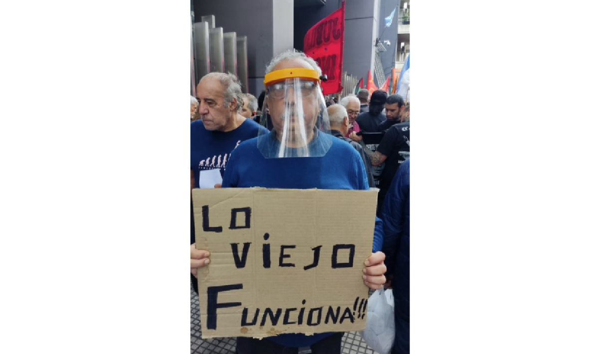 Un hombre lució como un personaje de El Eternauta en una manifestación en apoyo a los jubilados. Un hombre lució como un personaje de El Eternauta en una manifestación en apoyo a los jubilados.
