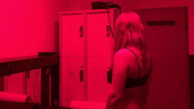 Amsterdam prohíbe a los turistas mirar los escaparates con prostitutas y deberán darles la espalda