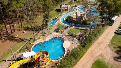El parque acuático con agua termal y tobogán de 14 metros