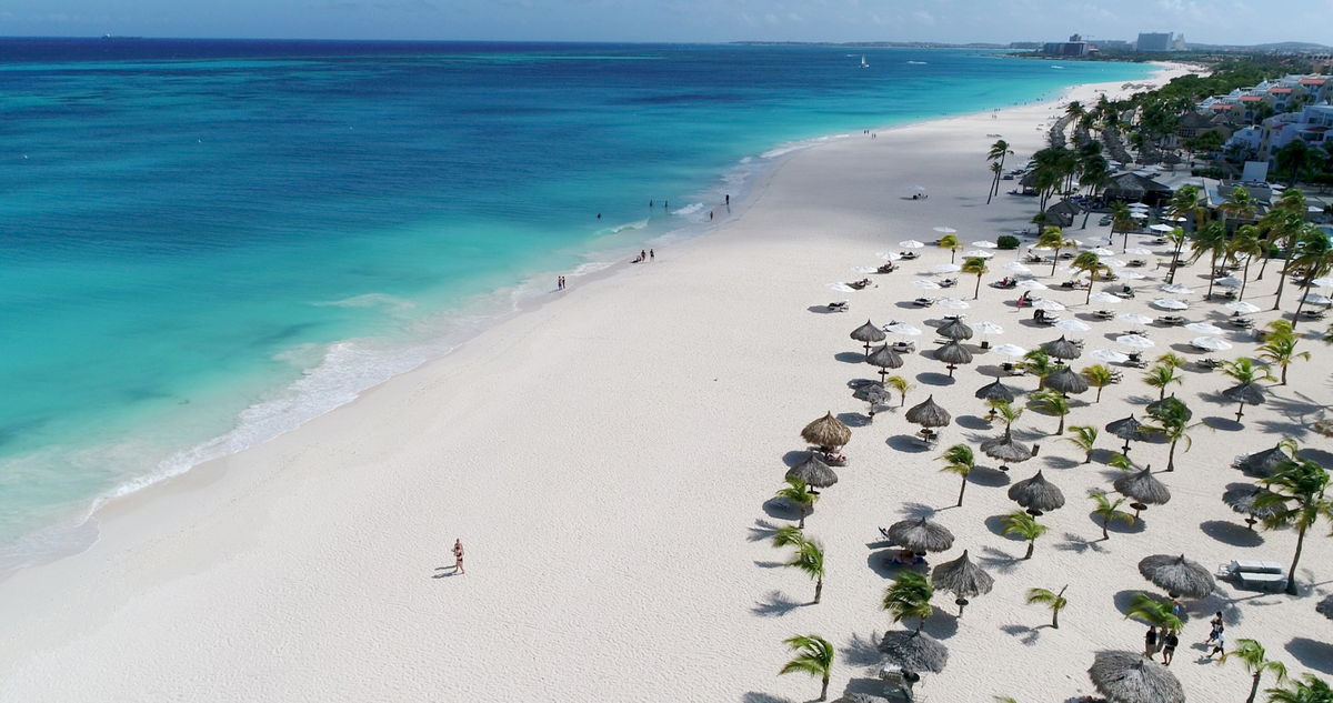 La alucinante playa de arena blanca ubicada en Aruba.