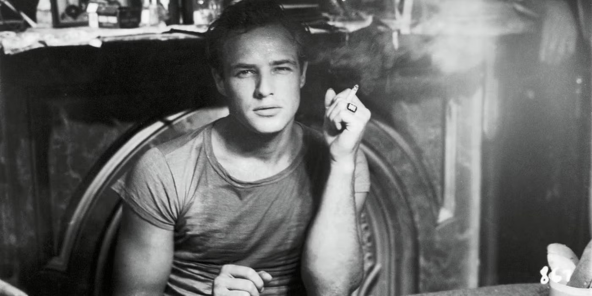 La biopic se basa en el período de la vida de Brando mientras construía un santuario ecológico en una isla de Tahití junto a Bernard Judge, en cuyas memorias está basada la película. La biopic se basa en el período de la vida de Brando mientras construía un santuario ecológico en una isla de Tahití junto a Bernard Judge, en cuyas memorias está basada la película.