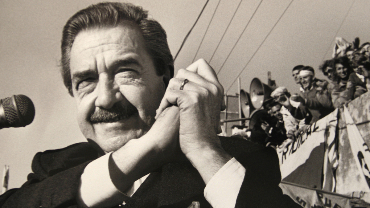 Raúl Alfonsín estaba dando un discurso en San Nicolás cuando un ex-gendarme se le acercó e intentó dispararle. Alfonsín ya había sufrido otros dos atentados: en 1986 y 1989. Raúl Alfonsín estaba dando un discurso en San Nicolás cuando un ex-gendarme se le acercó e intentó dispararle. Alfonsín ya había sufrido otros dos atentados: en 1986 y 1989.