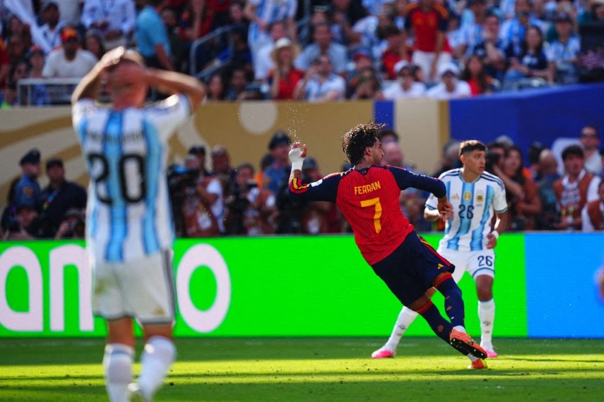 El gol de Ferran Torres durante el Mundial 2026, una actuación que reforzó su protagonismo antes de abrirse nuevamente el debate sobre su futuro en Barcelona. El gol de Ferran Torres durante el Mundial 2026, una actuación que reforzó su protagonismo antes de abrirse nuevamente el debate sobre su futuro en Barcelona.