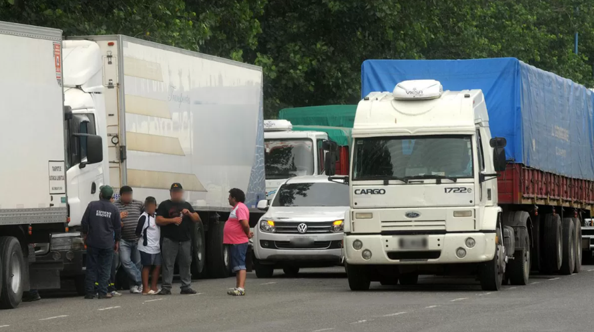 Por la falta de gasoil, transportistas ratifican la medida de fuerza de mañana martes 31/05 y advierten por el peligro de desabastecimiento de alimentos.