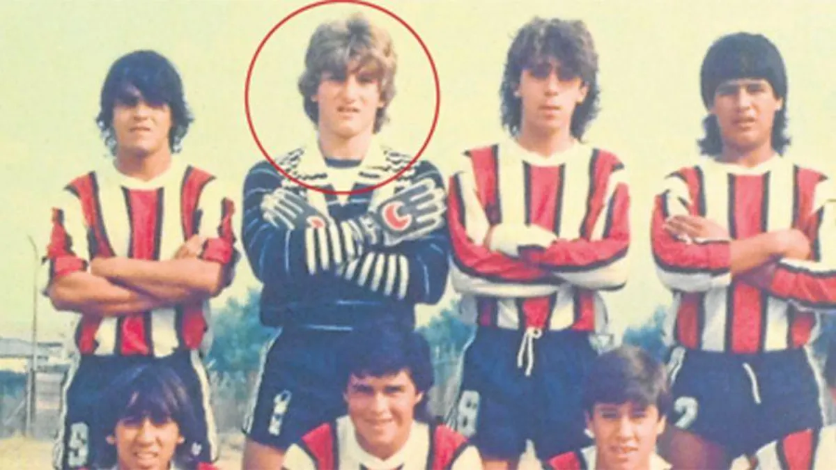 Antes de dedicarse de lleno a la economía, Javier Milei jugaba en Chacarita, donde se mostraba muy habilidoso defendiendo el arco. Se recibió de economista en la Universidad de Belgrano, y después amplió sus conocimientos en otras instituciones. Antes de dedicarse de lleno a la economía, Javier Milei jugaba en Chacarita, donde se mostraba muy habilidoso defendiendo el arco. Se recibió de economista en la Universidad de Belgrano, y después amplió sus conocimientos en otras instituciones.