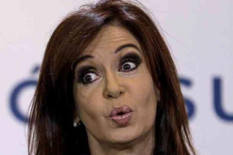 En campaña, Cristina respondió 2 quejas en Facebook.