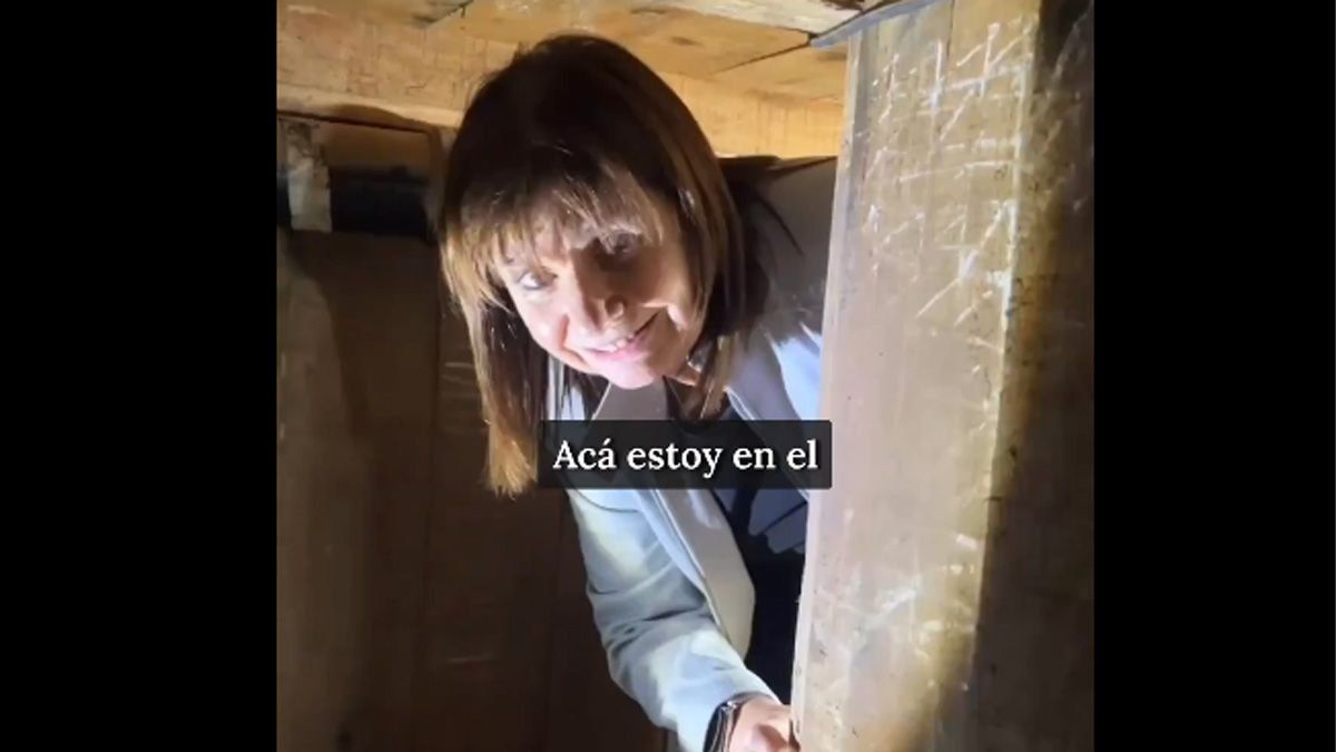 Patricia Bullrich dentro del túnel construido para robar el Banco Macro, en San Isidro.