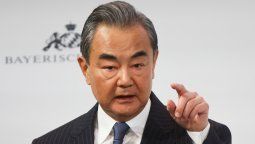 El canciller de China, Wang Yi, mandó a su vocero a responderle a Milei.