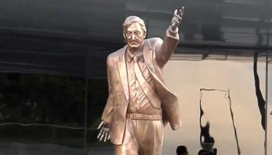 Estatua del expresidente que tomar&aacute; lugar definitivo en el micro estadio de Quilmes