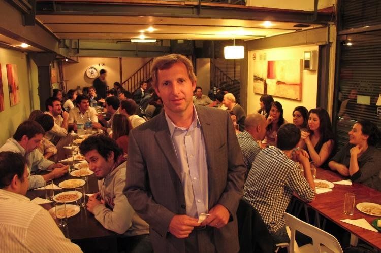 Rogelio Frigerio nieto con jóvenes desarrollistas.