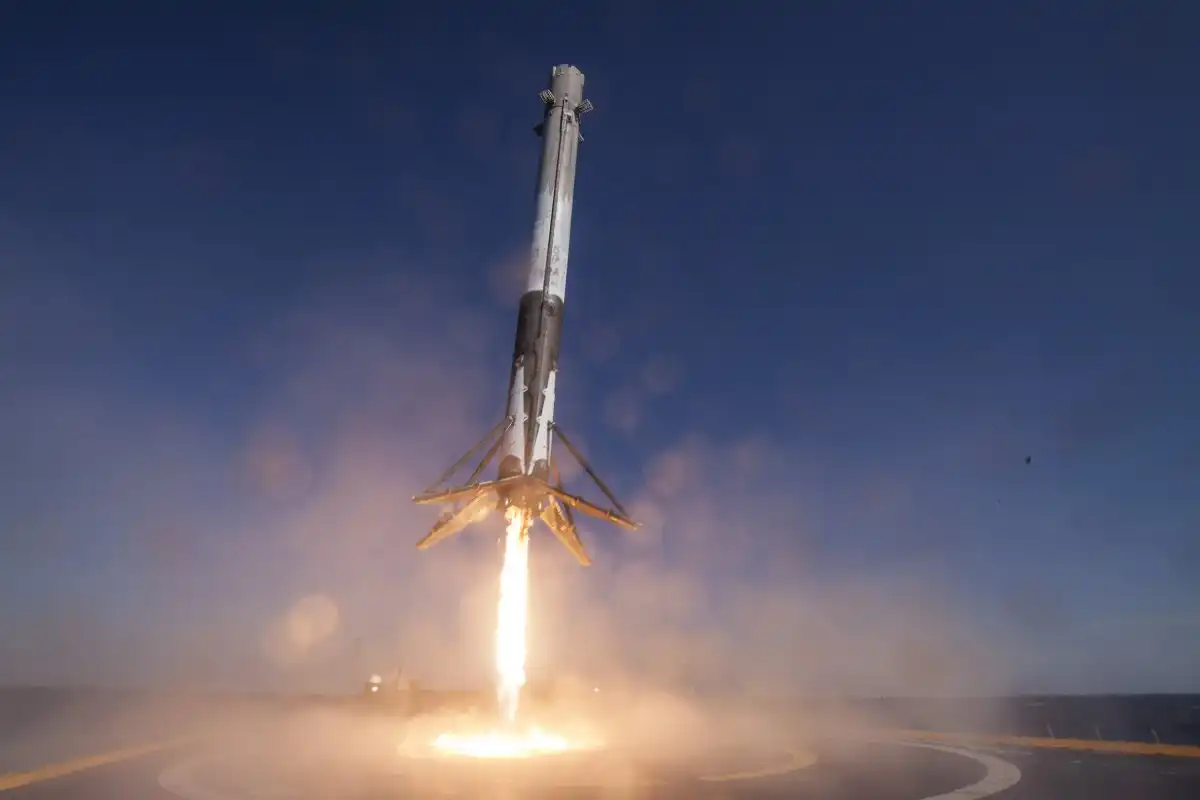 El Falcon 9 de SpaceX será el encargado de llevar el satélite argentino junto a los de otros países al espacio en junio de 2025. El Falcon 9 de SpaceX será el encargado de llevar el satélite argentino junto a los de otros países al espacio en junio de 2025.