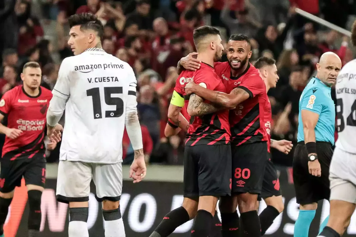 Athletico PR (Paranaense) volvió a ganar al Botafogo.