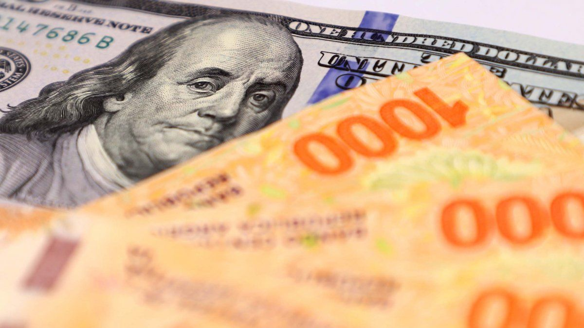Suba de dólar blue.