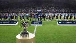La supercopa Internacional 2022 y los protagonistas (Boca y Racing) de fondo.