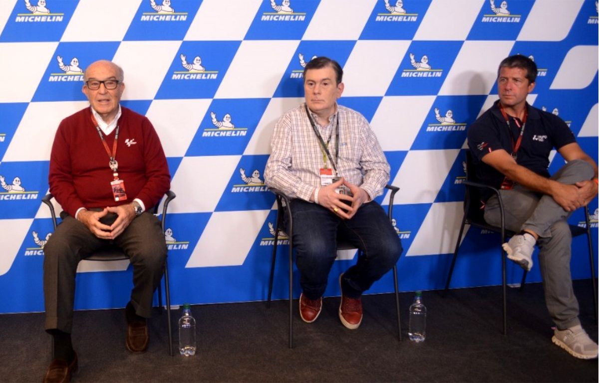 El gobernador de Santiago del Estero, Gerardo Zamora; el CEO de Dorna Sport, Carmelo Ezpeleta; y el titular de GOSD, Orly Tarranova.