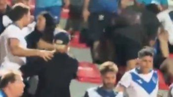 Vélezperdió la final de la Copa Argentina a manos de Central Córdoba 0-1 pero todoterminó en incidentes en las plateas entre los jugadores y los hinchas. (Foto:Captura de TV) Vélezperdió la final de la Copa Argentina a manos de Central Córdoba 0-1 pero todoterminó en incidentes en las plateas entre los jugadores y los hinchas. (Foto:Captura de TV)