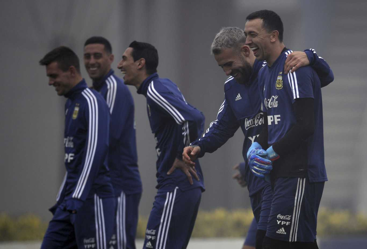 Otamendi se abraza con Marchesín en tiempos donde compartían la Albiceleste. Año 2019. Otamendi se abraza con Marchesín en tiempos donde compartían la Albiceleste. Año 2019.