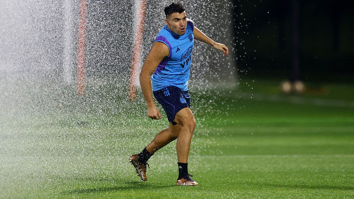 Lionel Scaloni tiene el plantel a disposición y Argentina practicó en Doha pero Francia ya ‘calienta’ el duelo de este domingo (18/12). (Foto: Noticias Argentinas/REUTERS)