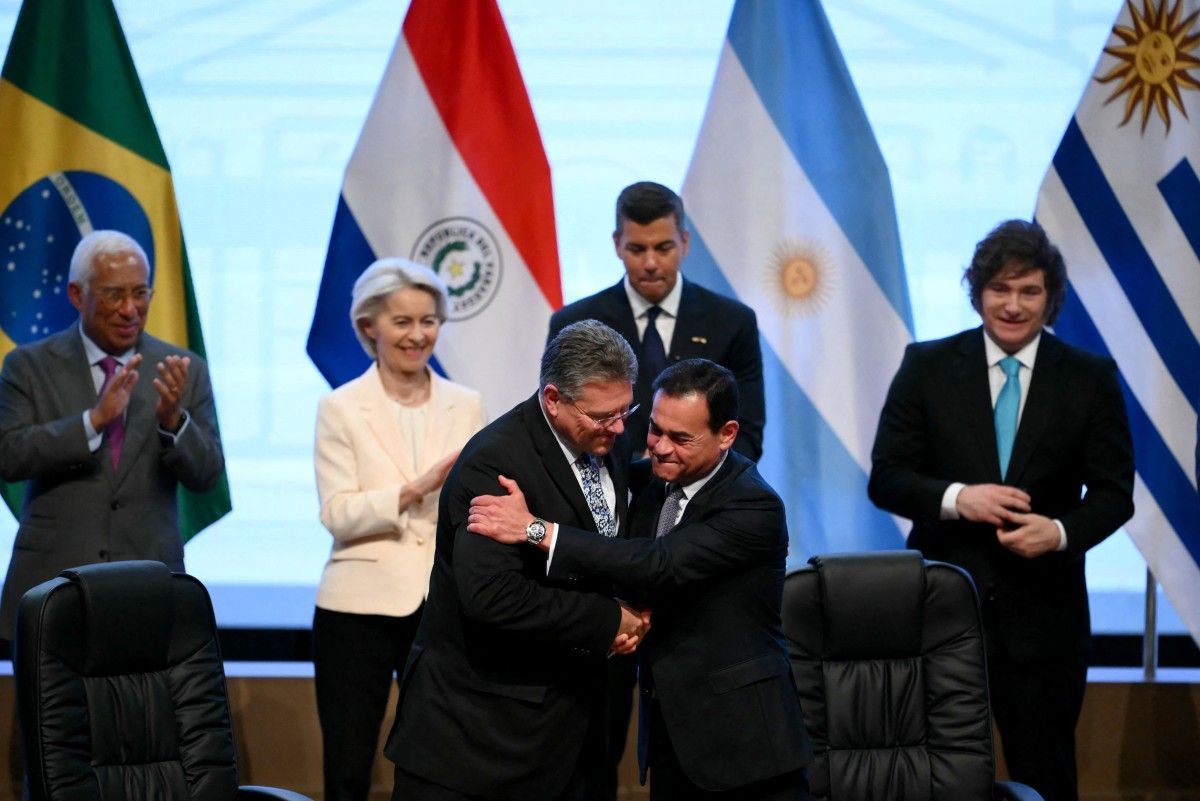 El Comisario Europeo de Comercio y Seguridad Econ&oacute;mica, Maros Sefcovic (izq.) y el Ministro de Asuntos Exteriores de Paraguay, Rub&eacute;n Ram&iacute;rez Lezcano, se abrazan despu&eacute;s de firmar documentos mientras (der., atr&aacute;s) el Presidente del Consejo Europeo, Antonio Costa, la Presidenta de la Comisi&oacute;n Europea, Ursula von der Leyen, el Presidente de Paraguay, Santiago Pe&ntilde;a, y el Presidente de Argentina, Javier Milei, presencian el momento durante la ceremonia de firma del acuerdo comercial entre la Uni&oacute;n Europea y el Mercosur, en el Gran Teatro Jos&eacute; Asunci&oacute;n Flores del Banco Central de Paraguay en Asunci&oacute;n el 17 de enero de 2026.