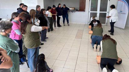 Buena idea: Los vecinos aprenden RCP y reciben un desfibrilador para emergencias