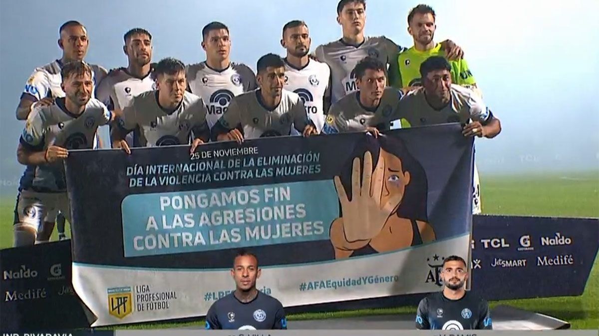 SebastiánVilla posó con la bandera de “Ni una menos” en la previa del partidoIndependiente Rivadavia y Belgrano de Córdoba, fue repudiado. (Foto: Captura deTV)