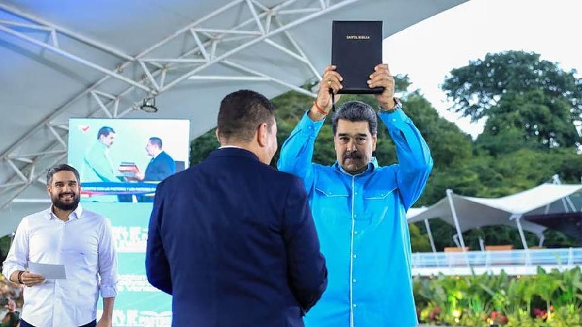 Nicol&aacute;s Maduro levanta una Biblia en una reuni&oacute;n con pastores evang&eacute;licos.