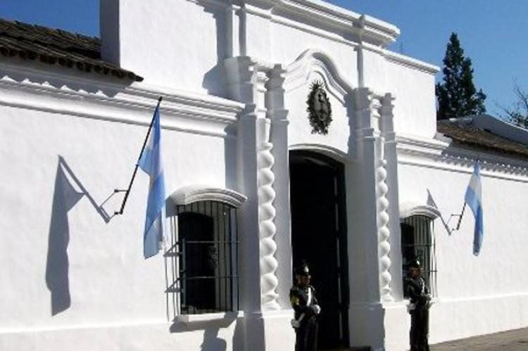 Frente de la Casa de Tucumán.