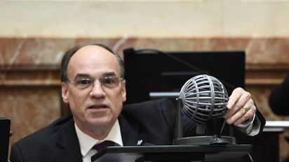 Un senador llevó un bolillero para chicanear a los K