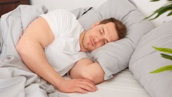 Los adultos deben dormir entre 7 y 9 horas. Los adultos deben dormir entre 7 y 9 horas.