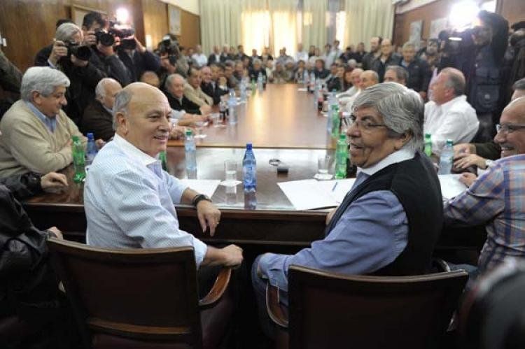 El Momo Venegas y Moyano, durante la reunión en la que se decidió la adhesión al paro convocado por Camioneros (Foto: Télam)