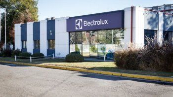 La línea blanca, en rojo: Electrolux deja de fabricar heladeras