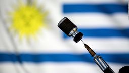 altText(Uruguay seduce a turistas con la tercera dosis y certificado)}