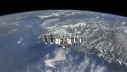 La Estación Espacial Internacional (EEI) tiene el volumen de una casa de cinco habitaciones y orbita la Tierra a unos 27.580 kilómetros por hora, lo que significa que los astronautas a bordo experimentan&nbsp;16 amaneceres y 16 puestas de sol&nbsp;cada 24 horas.