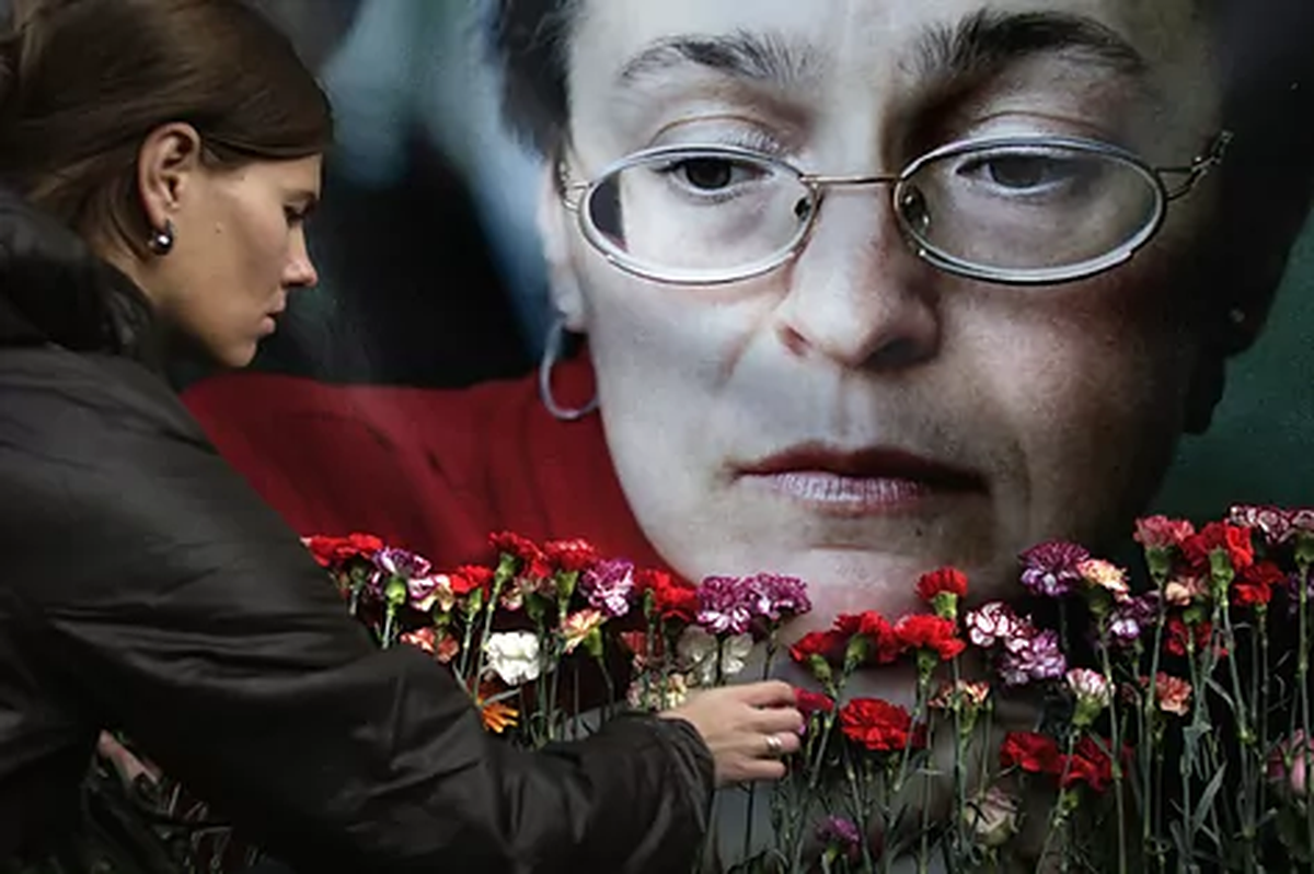 Una mujer coloca flores ante un retrato de Anna Politkovskaya. Su asesinato sucedió justo el mismo día del cumpleaños de Vladimir Putin, que por entonces llevaba seis años en el cargo. Una mujer coloca flores ante un retrato de Anna Politkovskaya. Su asesinato sucedió justo el mismo día del cumpleaños de Vladimir Putin, que por entonces llevaba seis años en el cargo.