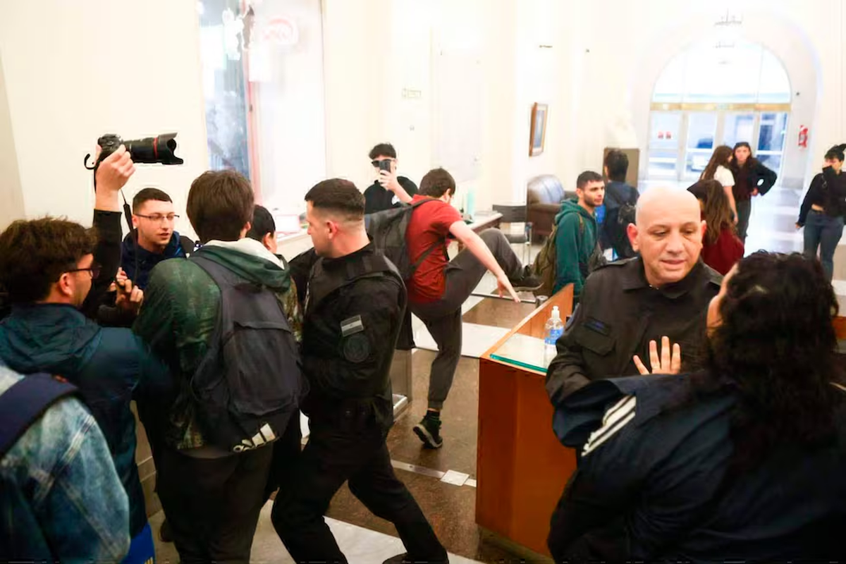 Estudiantes ingresaron al Palacio Pizzurno en reclamo por el cumplimiento de la Ley de Financiamiento Universitario y terminaron desalojados por la Policía Federal. Foto: EGM FOTO Estudiantes ingresaron al Palacio Pizzurno en reclamo por el cumplimiento de la Ley de Financiamiento Universitario y terminaron desalojados por la Policía Federal. Foto: EGM FOTO