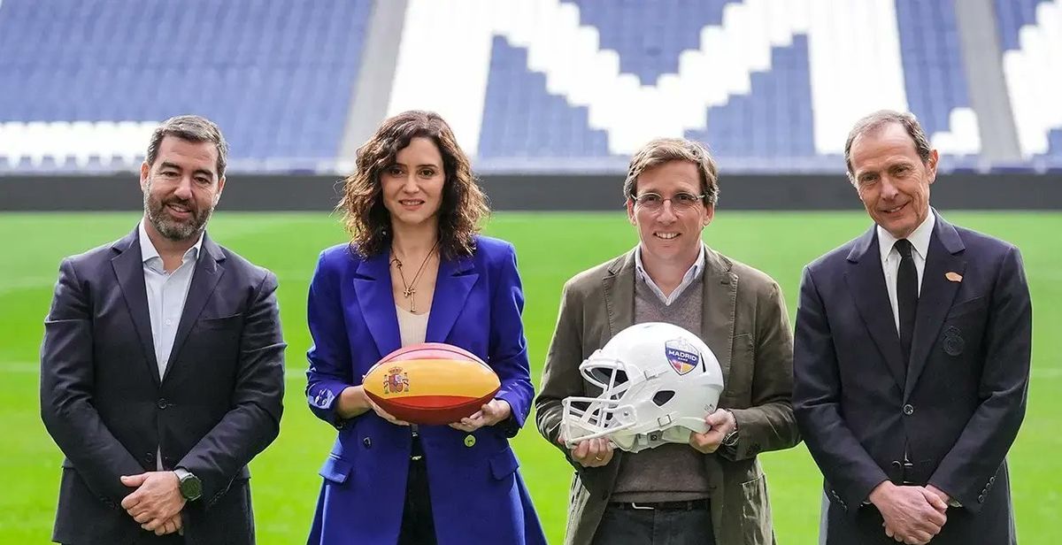 Isabel Díaz Ayuso y el alcalde José Luis Martínez-Almeida junto a Emilio Butragueño y Rafa De los Santos, director de NFL España. Isabel Díaz Ayuso y el alcalde José Luis Martínez-Almeida junto a Emilio Butragueño y Rafa De los Santos, director de NFL España.