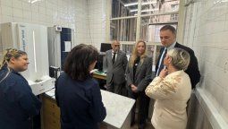 altText(Karina Milei junto a Manuel Adorni, sin prensa y con mucha seguridad)}
